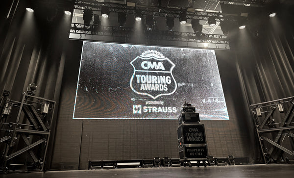 El logo de los Touring Awards presentados por STRAUSS en el escenario de la ceremonia