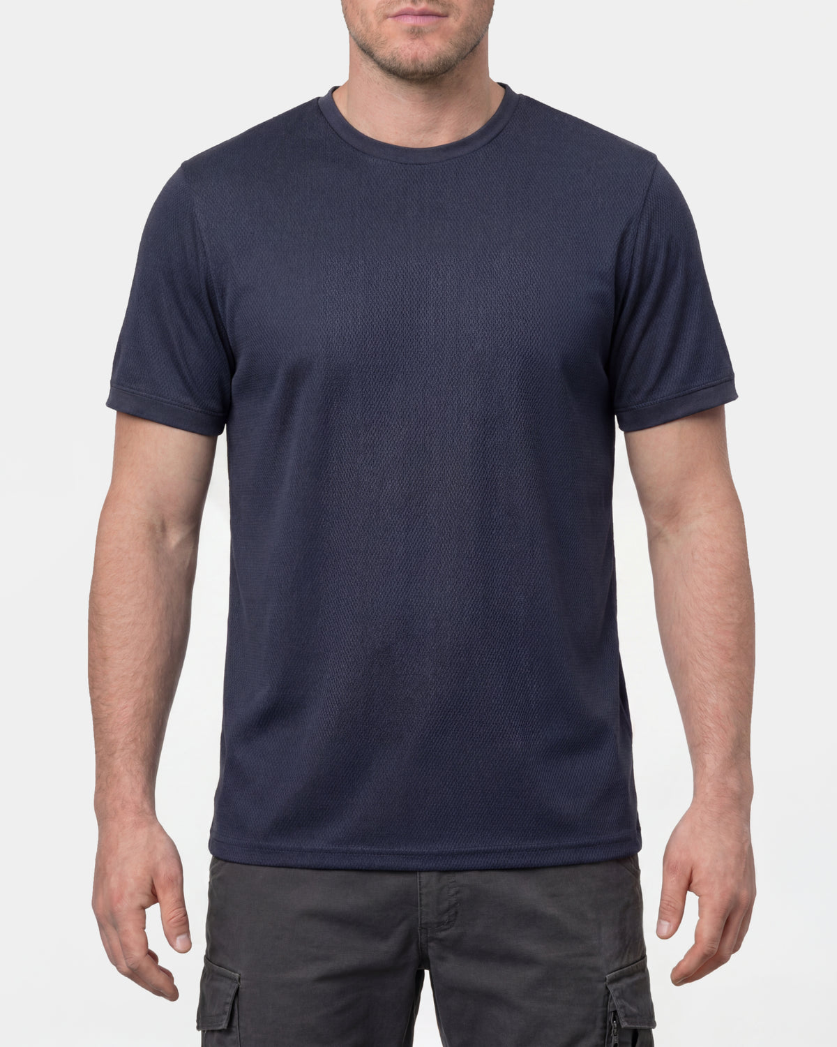 A model wears the STRAUSS Performance T-Shirt in nero blue in a studio product scene