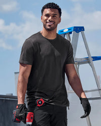 A model wears the STRAUSS Seamless Tee e.s.trail pure in black melange as a fitted base layer on a sunny worksite