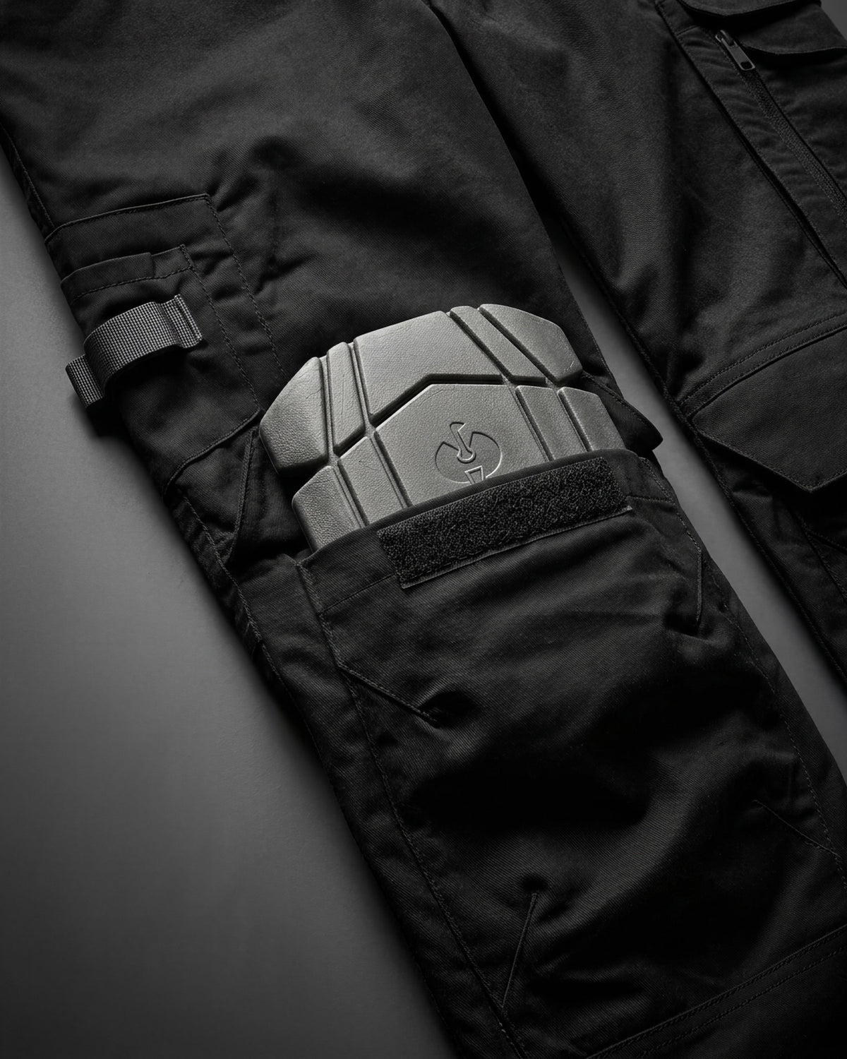 Close-up of pocket and workwear details on Work Pants e.s.concrete light in black