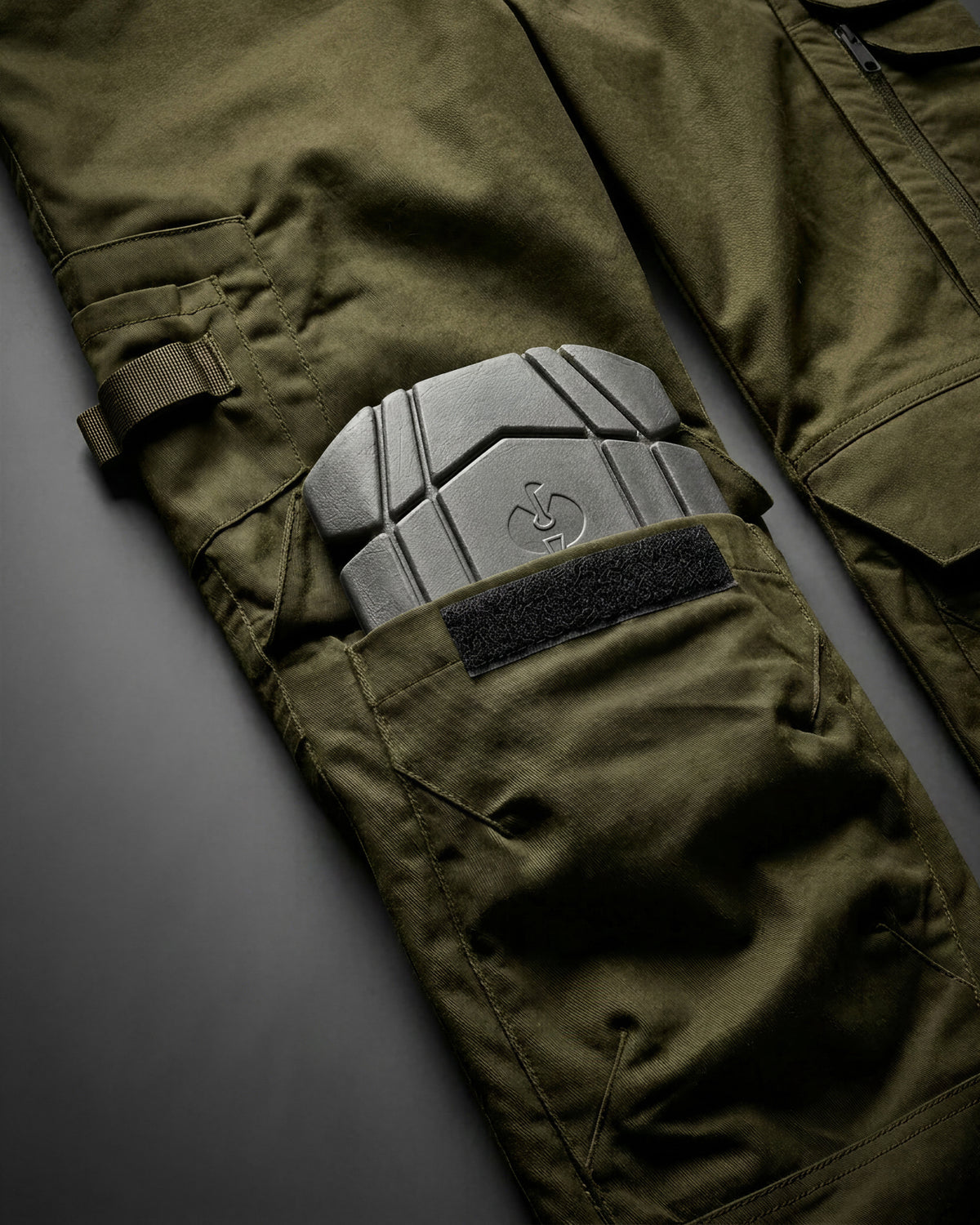 Close-up of pocket and workwear details on Work Pants e.s.concrete light in mud green and stipa green
