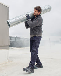 Chino Pants e.s.e:pic in nero blue in use, showing fit and movement