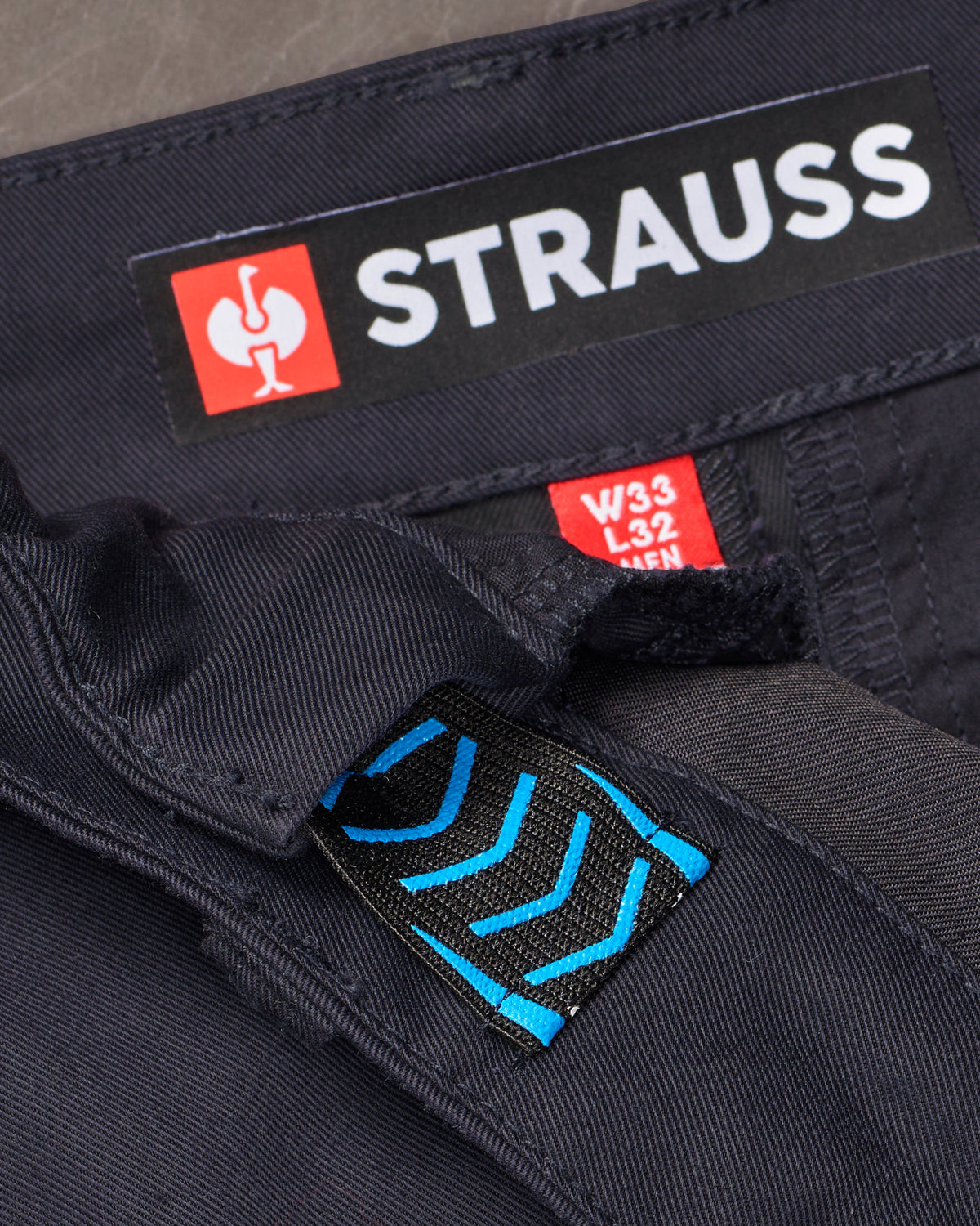 Close-up of chino pocket and waistband on Chino Pants e.s.e:pic in nero blue