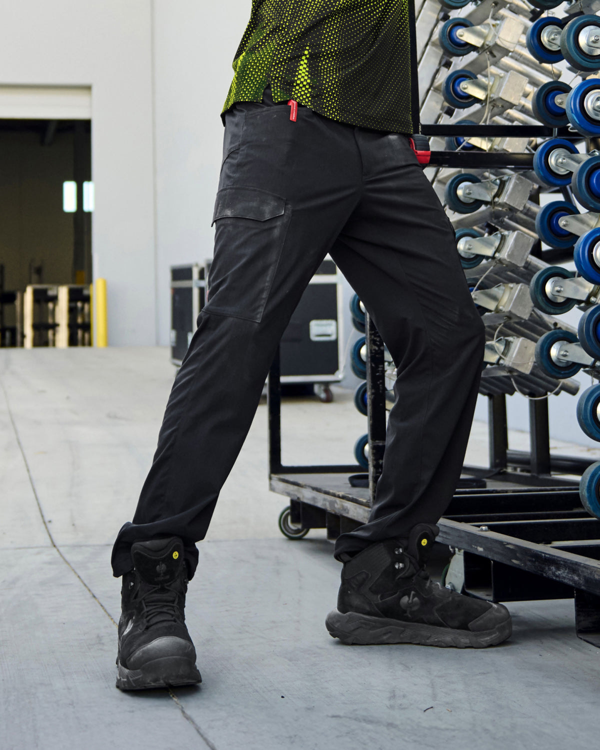 Stretch Ripstop Cargo Work Pants e.s.taktik in black worn in a work setting