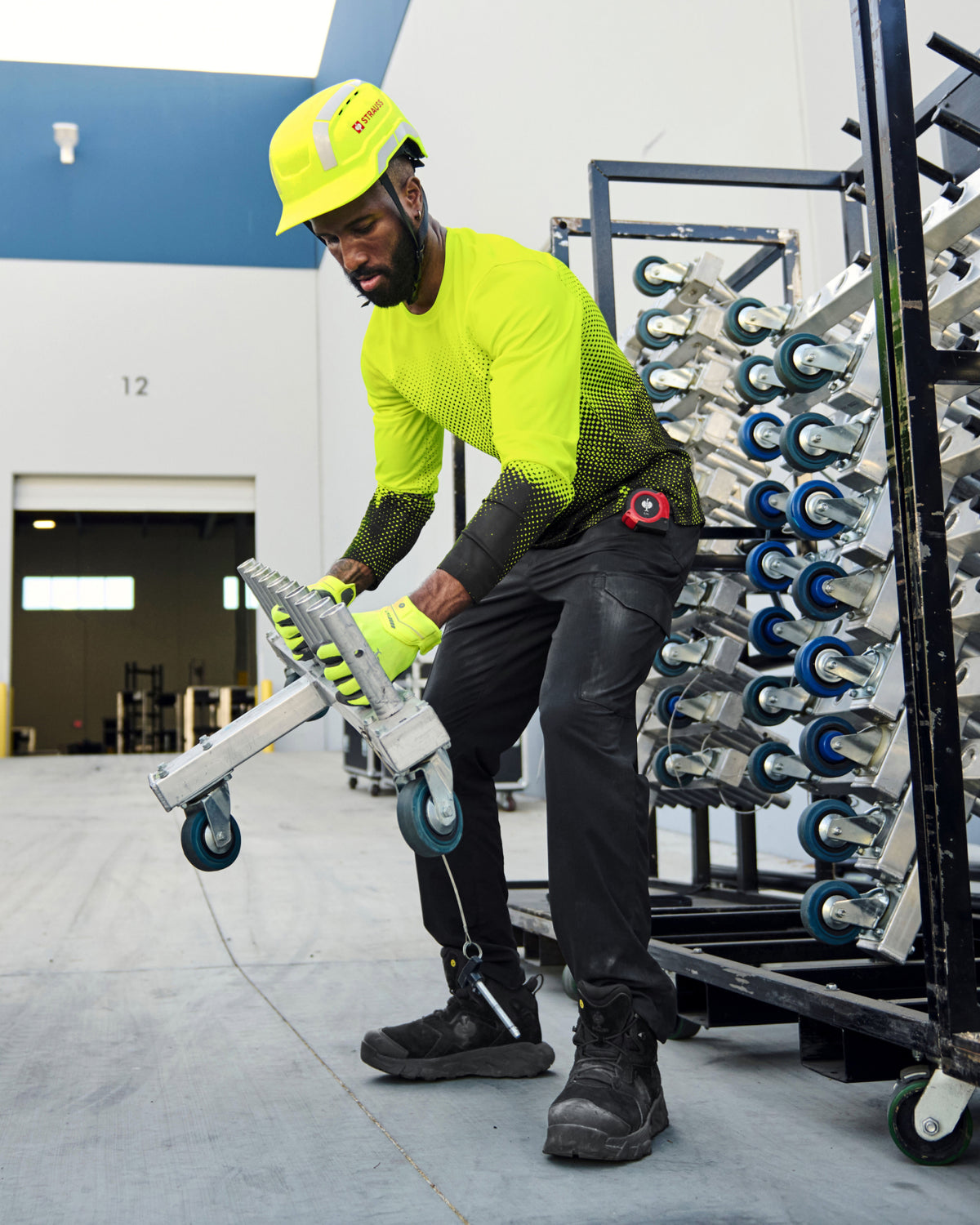 Stretch Ripstop Cargo Work Pants e.s.taktik in black shown in an outdoor workwear setting