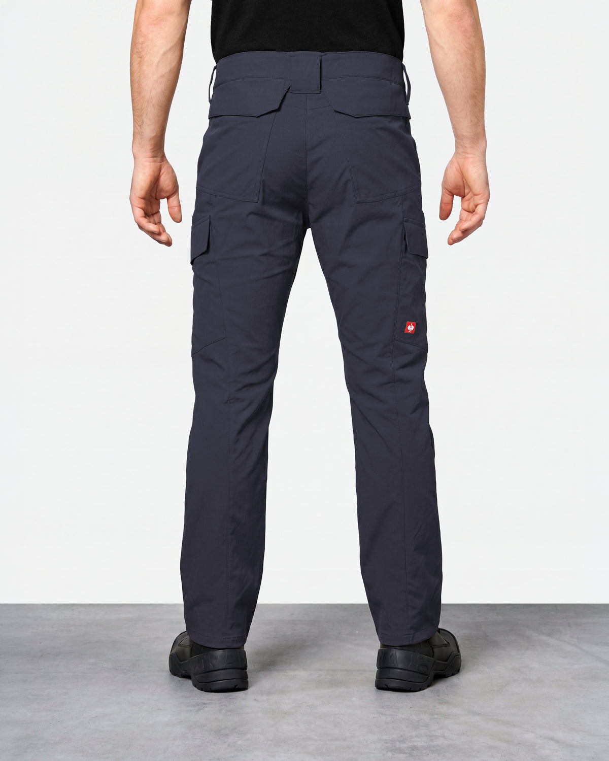 Stretch Ripstop Cargo Work Pants e.s.taktik in nero blue worn by a model, rear view