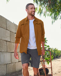 Engelbert Strauss e.s. taktik stretch ripstop cargo work shorts in carbon gray in an outdoor-style lifestyle view, showing the shorts as part of a functional work outfit.