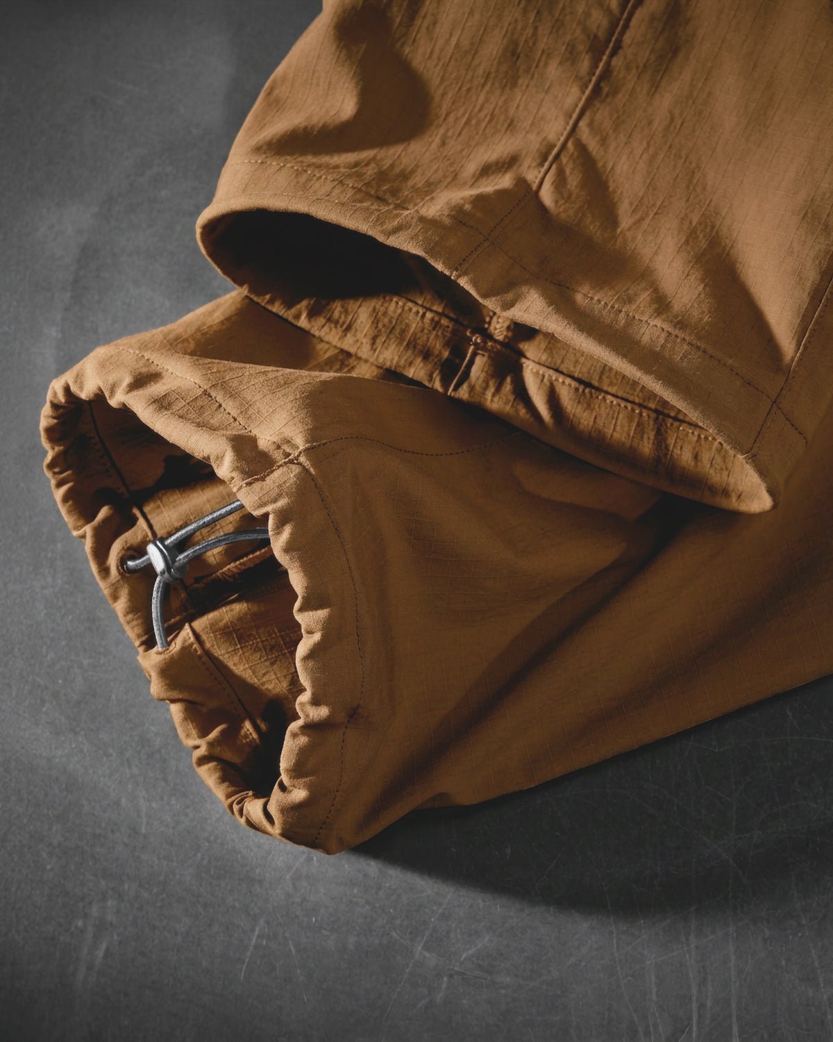 Close-up of desert brown STRAUSS Stretch Ripstop Cargo Work Bib Overall e.s.taktik cargo pocket and ripstop fabric details