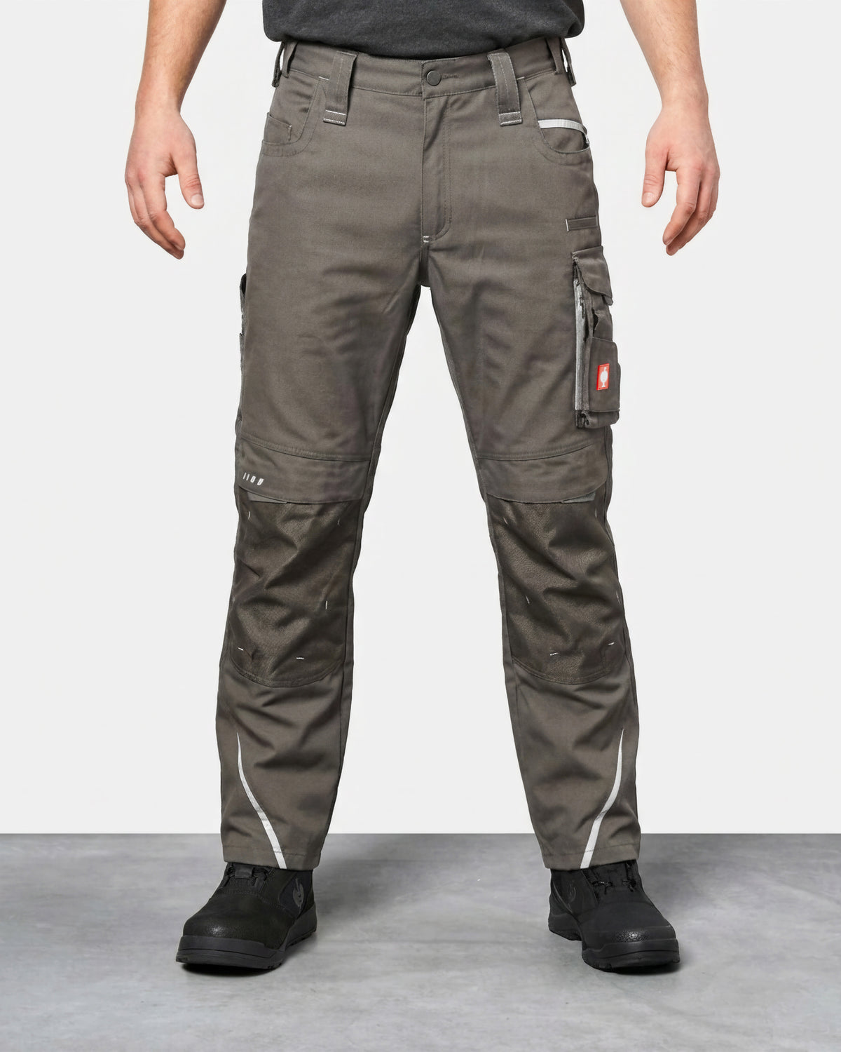 Cargo Work Pants e.s.motion 2020 in stone/plaster worn by a model, front view
