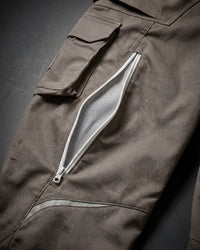 Close-up of zipper vents on Cargo Work Pants e.s.motion 2020 in stone/plaster