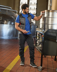 Cargo Work Pants e.s.motion ten in oxid black in use, showing fit and movement