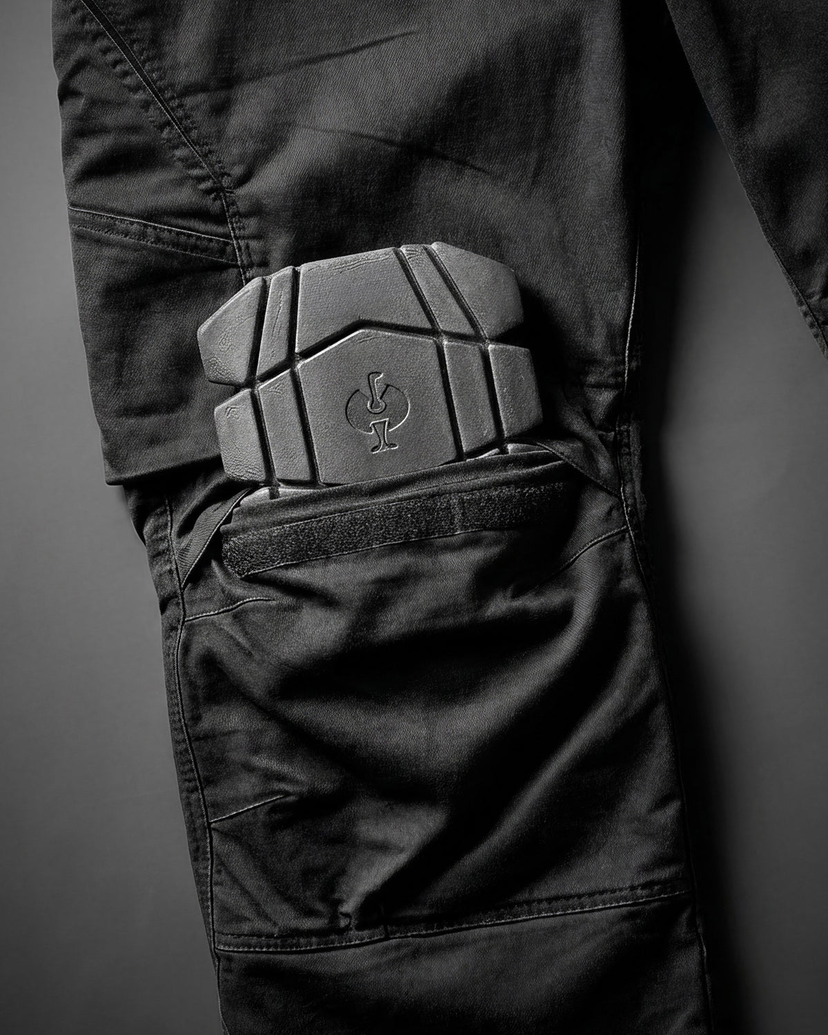 Close-up of knee pad pocket on Cargo Work Pants e.s.motion ten in oxid black