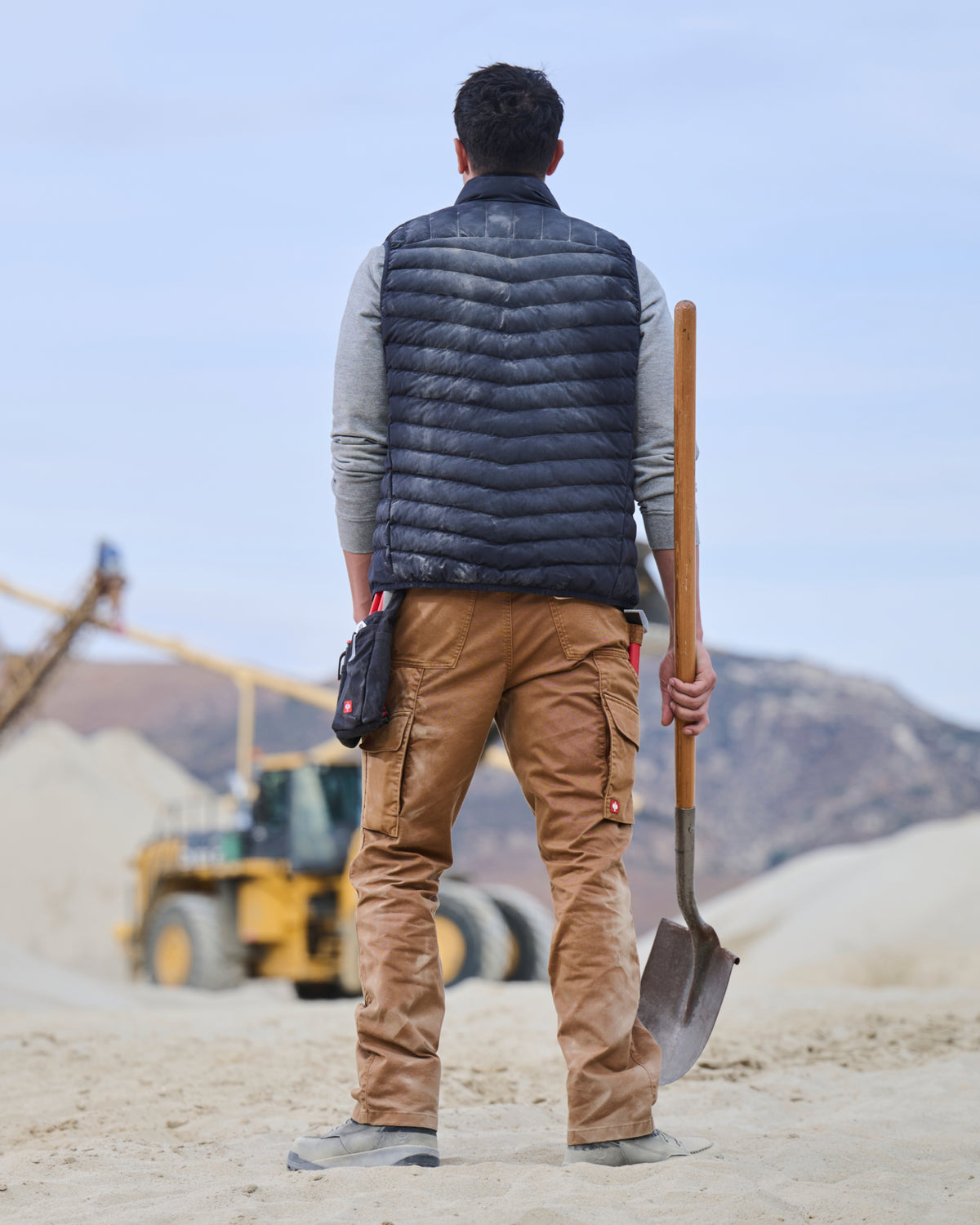 STRAUSS e.s.motion ten vest in oxid black in use on the job