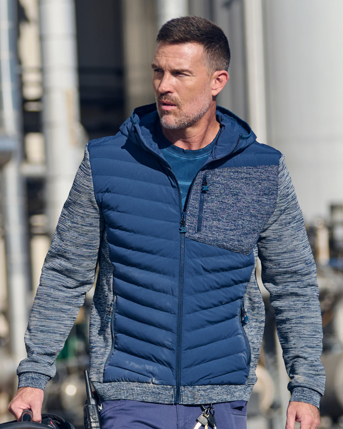 STRAUSS e.s.motion ten hybrid hooded jacket in slate blue melange worn in a work setting