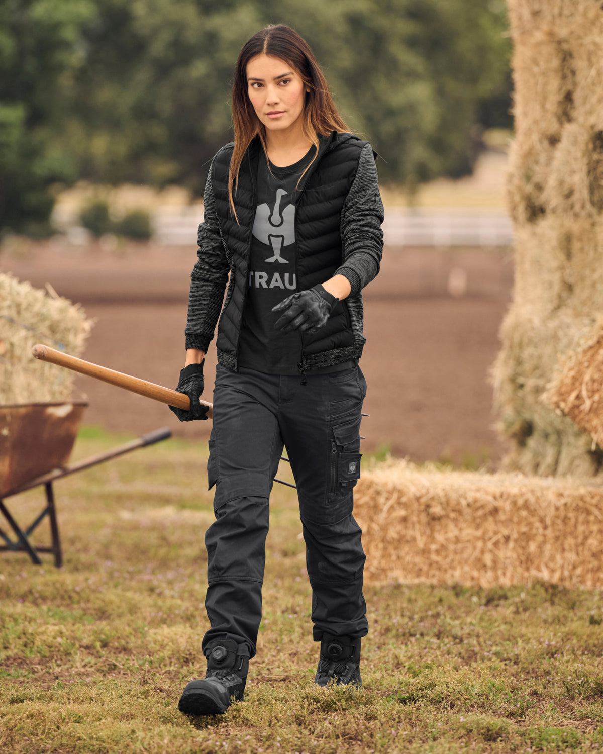 Women's Cargo Work Pants e.s.motion ten in oxid black in use, showing fit and movement