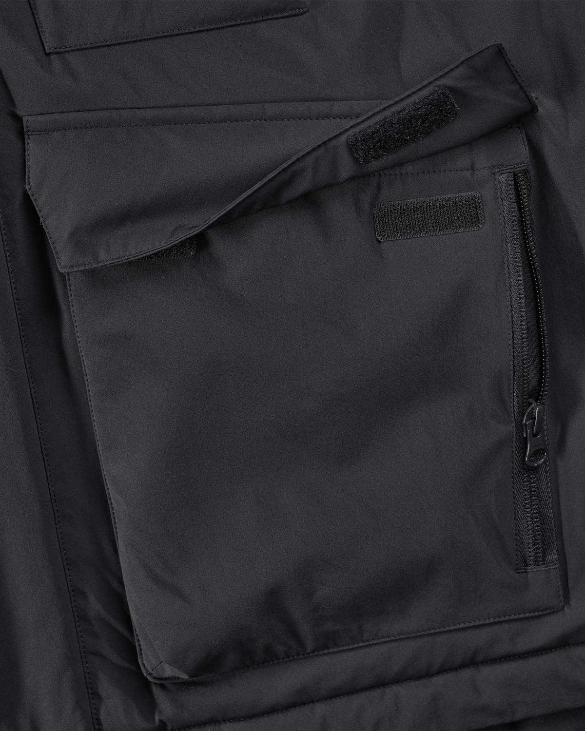 Close-up of zipper and pocket details on STRAUSS e.s.trail winter jacket in black