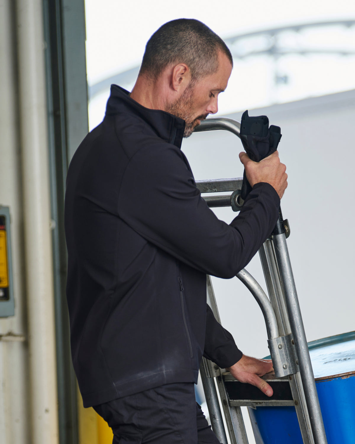 STRAUSS e.s.trail pure softshell jacket in black in use on the job
