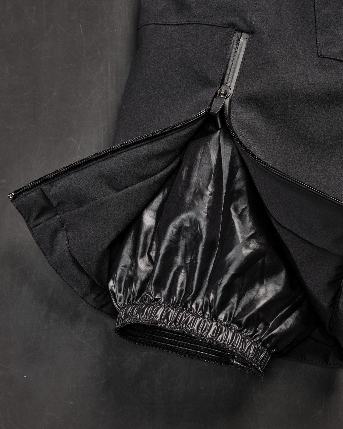Functional Snow Pants e.s.trail pure in black shown in an outdoor workwear setting