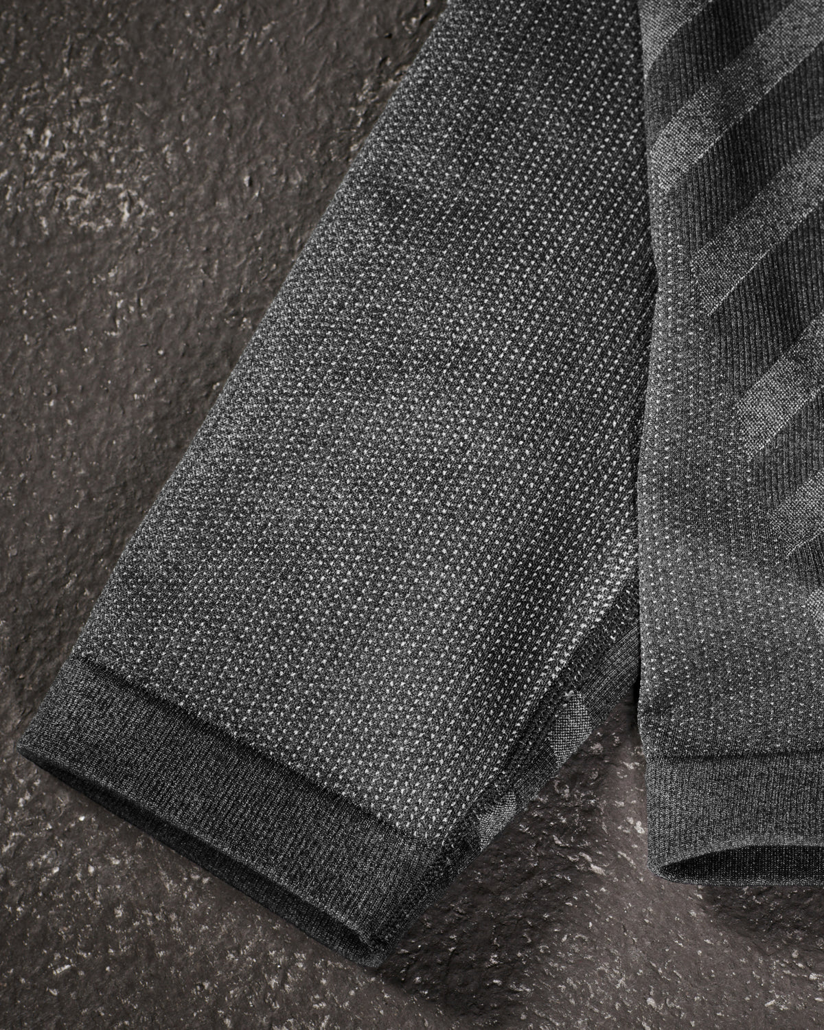 Close-up of seamless thermal fabric on Warm Seamless Thermal Pants e.s.trail pure in black/basalt gray
