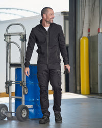 Cargo Pants e.s.trail pure in black/carbon gray in use, showing fit and movement