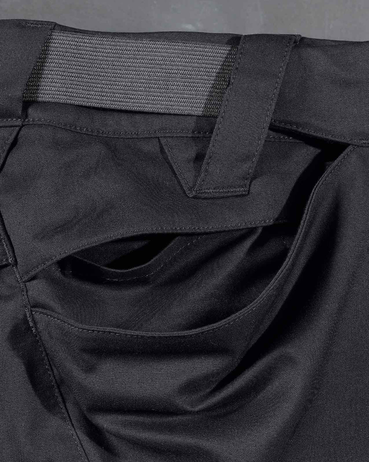 Close-up of cargo pocket details on Women's Cargo Work Pants e.s.trail pure in black/carbon gray