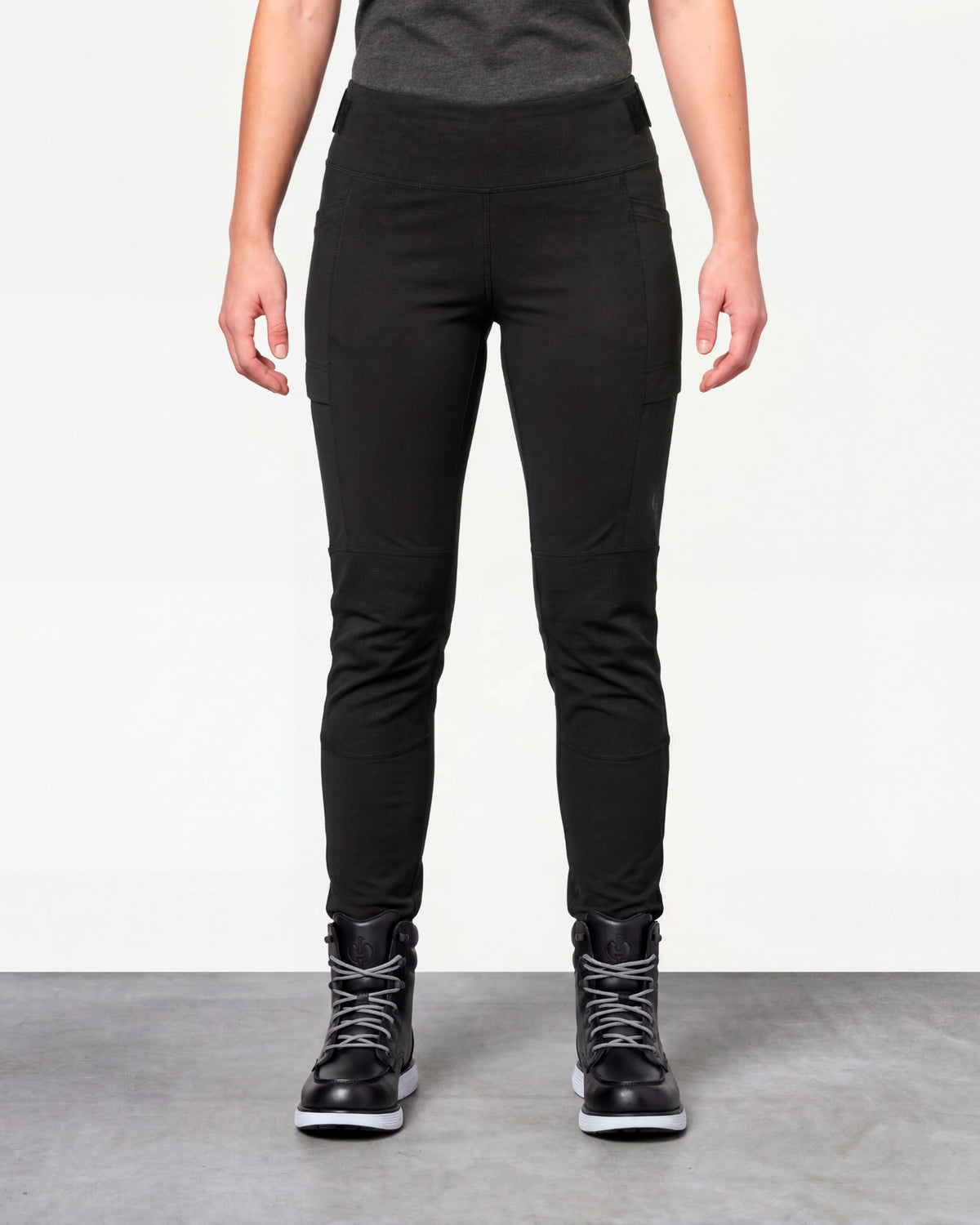 Women's Functional Leggings e.s.trail pure in black worn by a model, front view