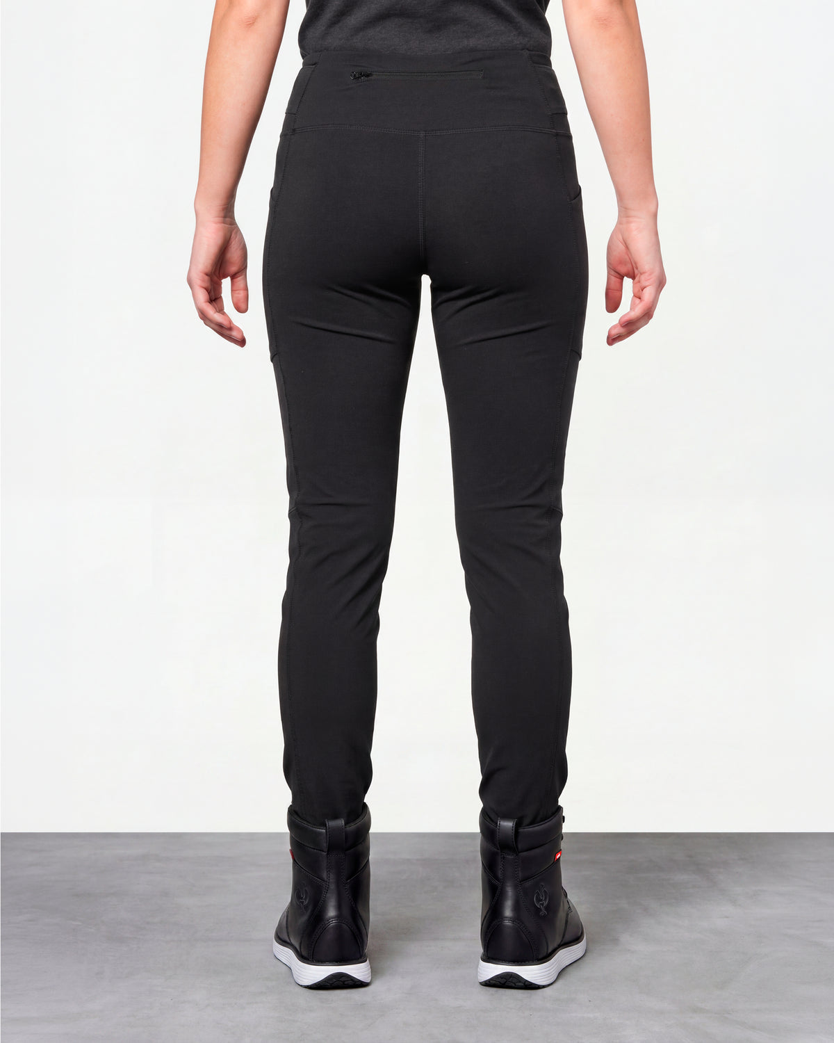 Women's Functional Leggings e.s.trail pure in black worn by a model, rear view