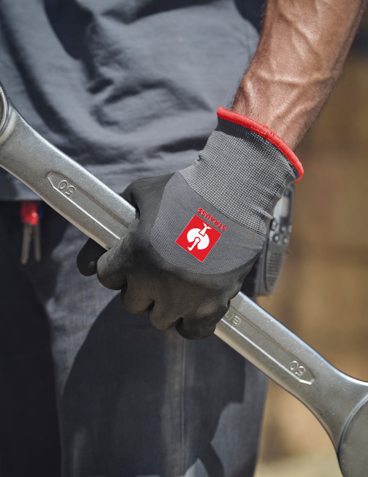 Lifestyle image of Nitril Foam Gloves evertouch winter in black grey