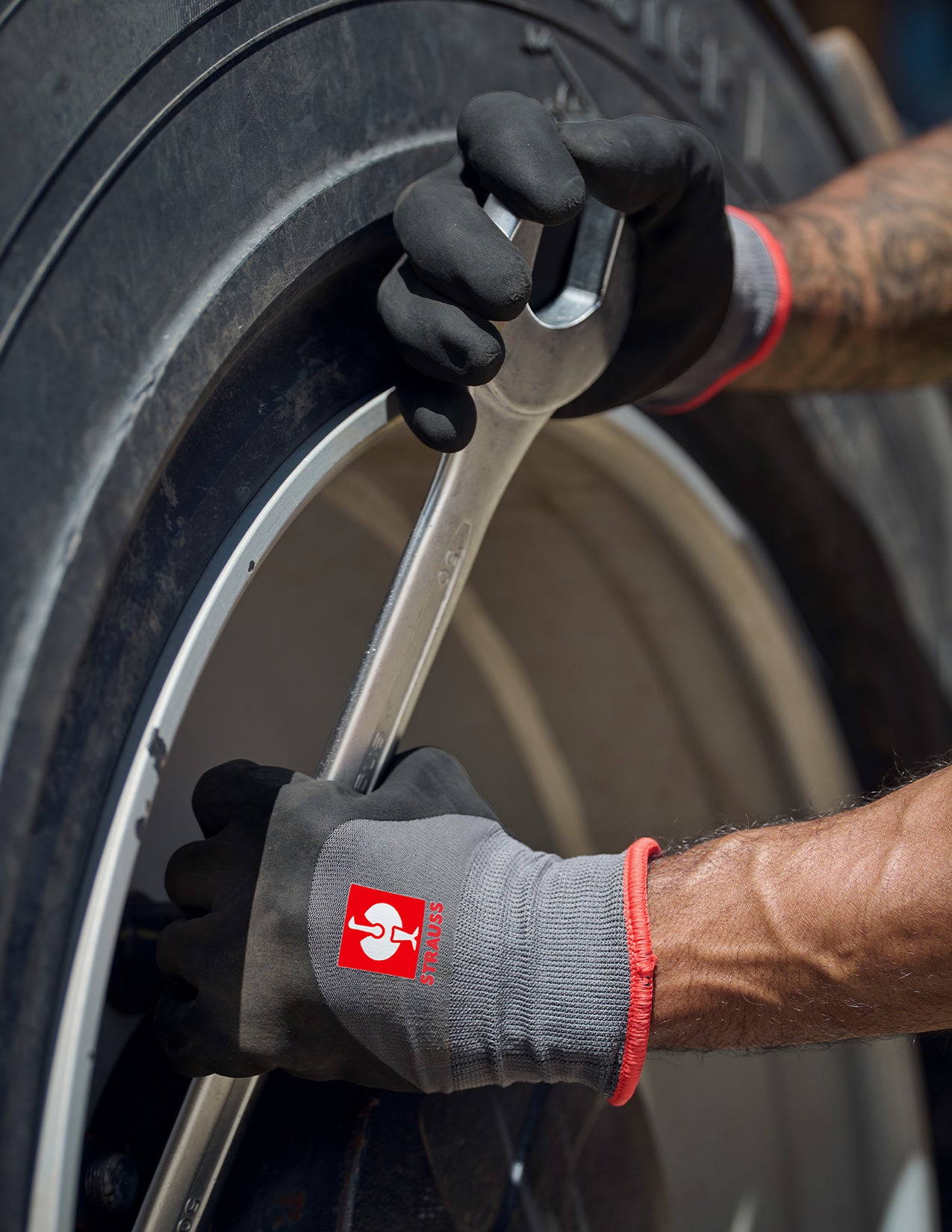 Lifestyle image of Nitril Foam Gloves evertouch winter in black grey