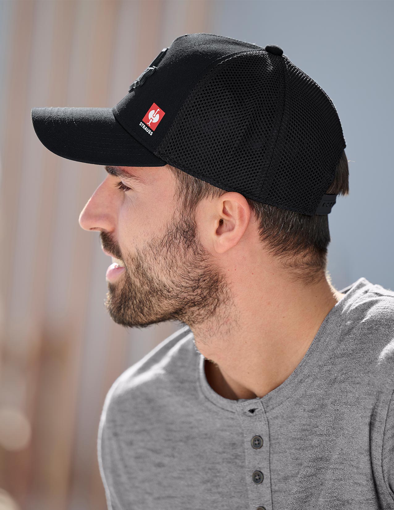 Lifestyle image of Trucker Hat strauss workwear in black