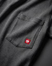 Close-up of the carbon gray STRAUSS Pocket T-Shirt e.s.iconic chest pocket with STRAUSS ostrich logo