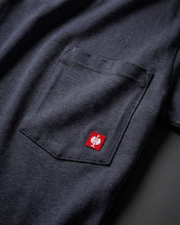 Close-up of the nero blue STRAUSS Pocket T-Shirt e.s.iconic chest pocket with STRAUSS ostrich logo