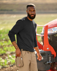 STRAUSS e.s.iconic crew neck sweatshirt in black, worn in lifestyle setting