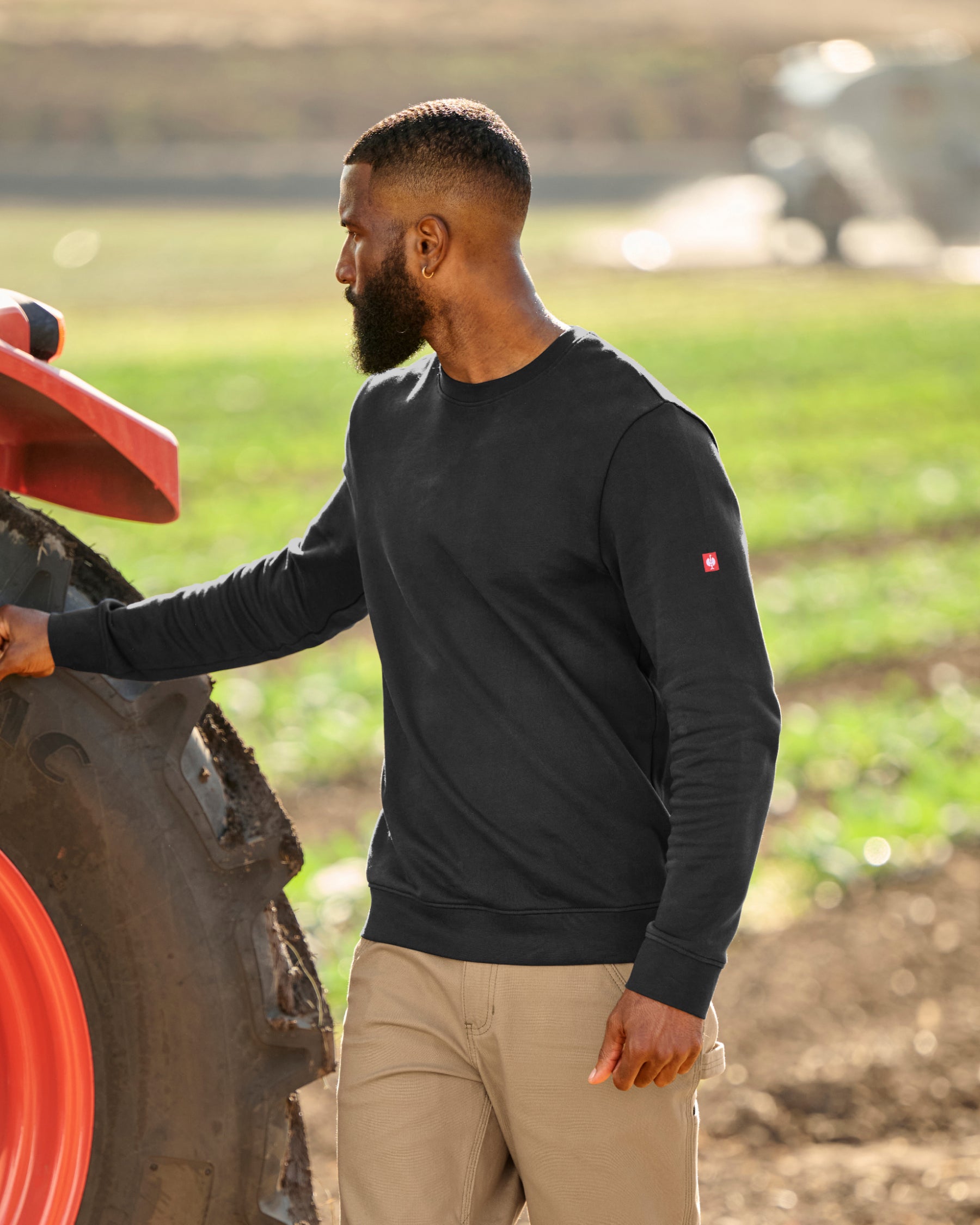 STRAUSS e.s.iconic crew neck sweatshirt in black, worn in workwear outfit