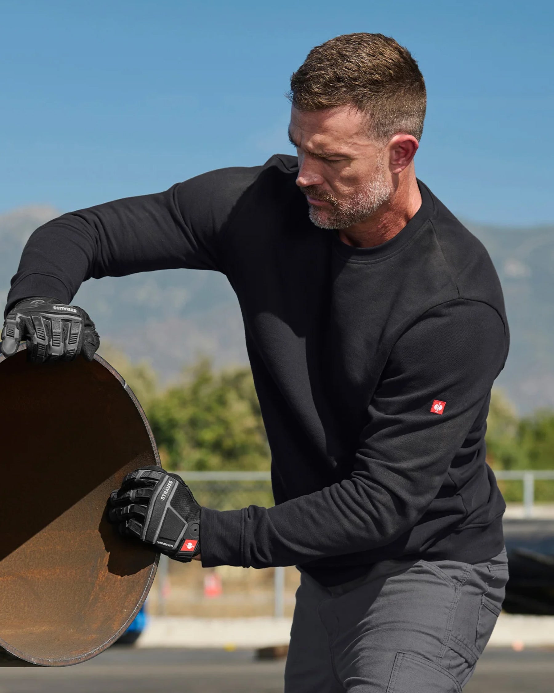 STRAUSS e.s.iconic crew neck sweatshirt in black, worn in casual workwear setting