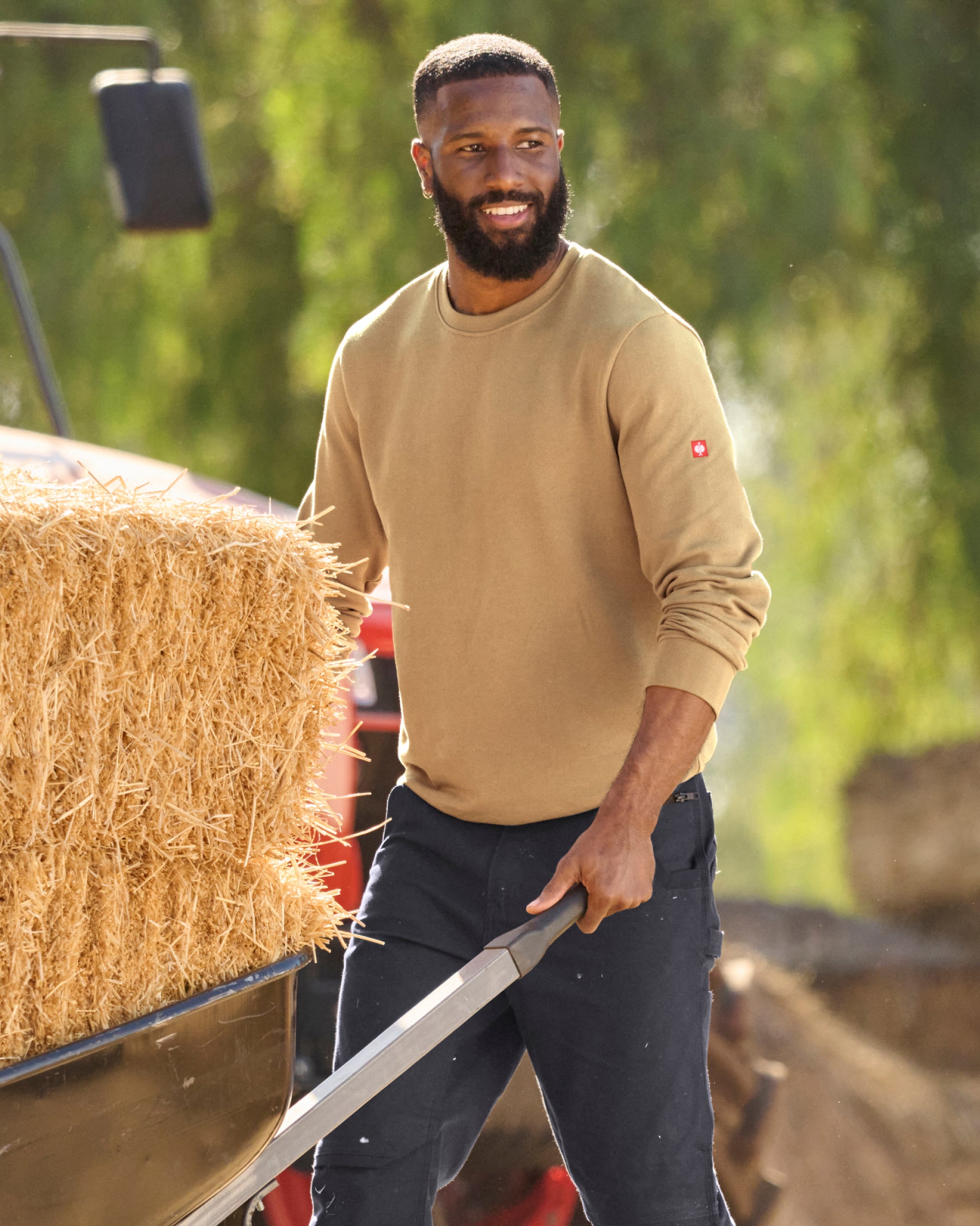 STRAUSS e.s.iconic crew neck sweatshirt in almond brown, worn in lifestyle setting