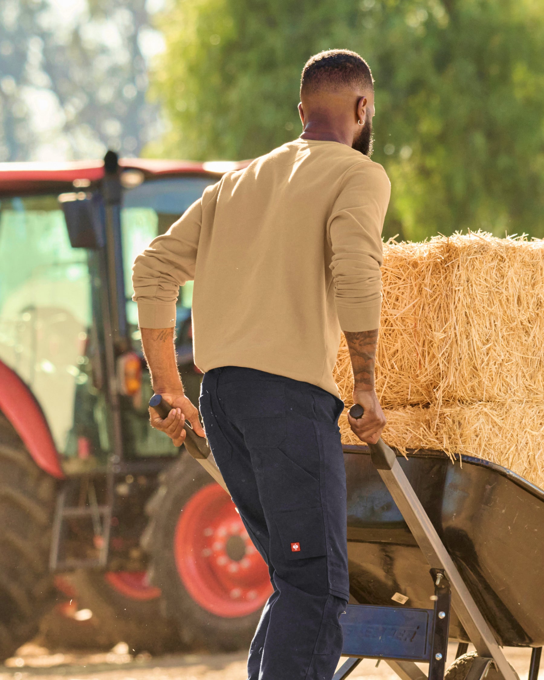 STRAUSS e.s.iconic crew neck sweatshirt in almond brown, worn in workwear outfit