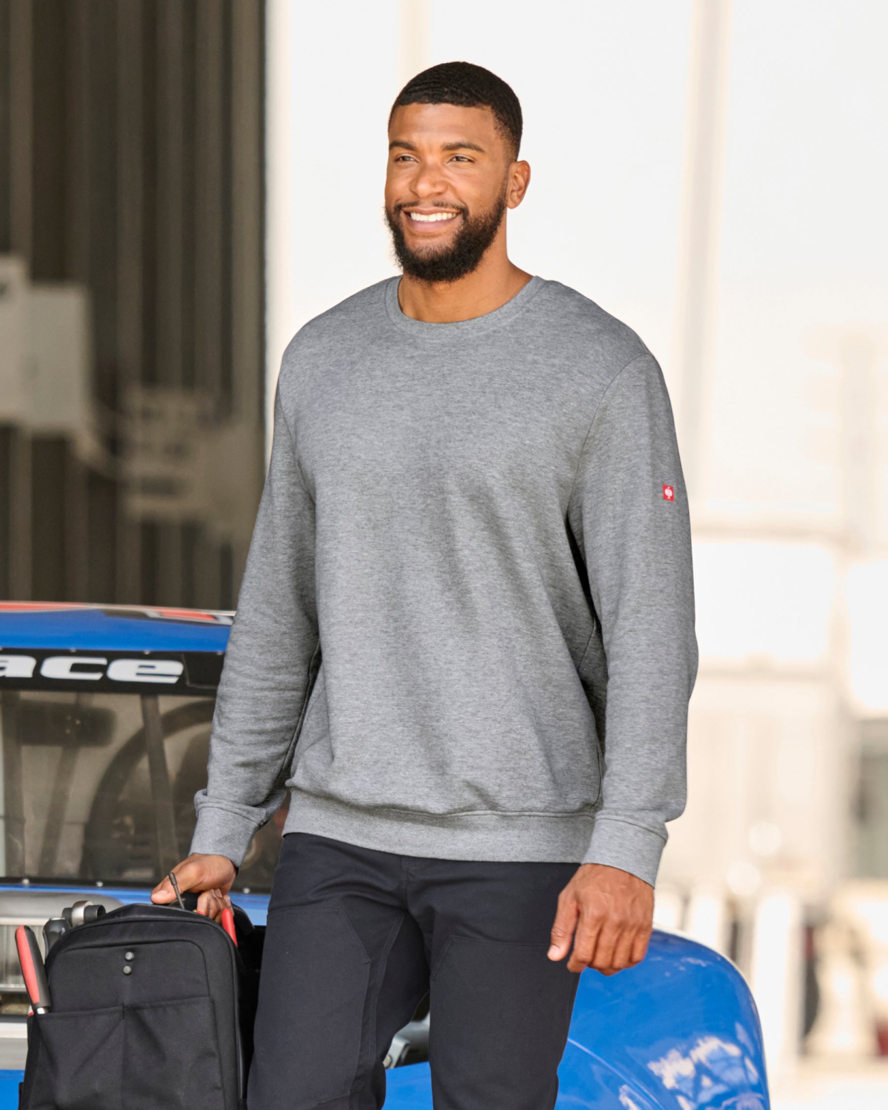 STRAUSS e.s.iconic crew neck sweatshirt in gray melange, worn in lifestyle setting