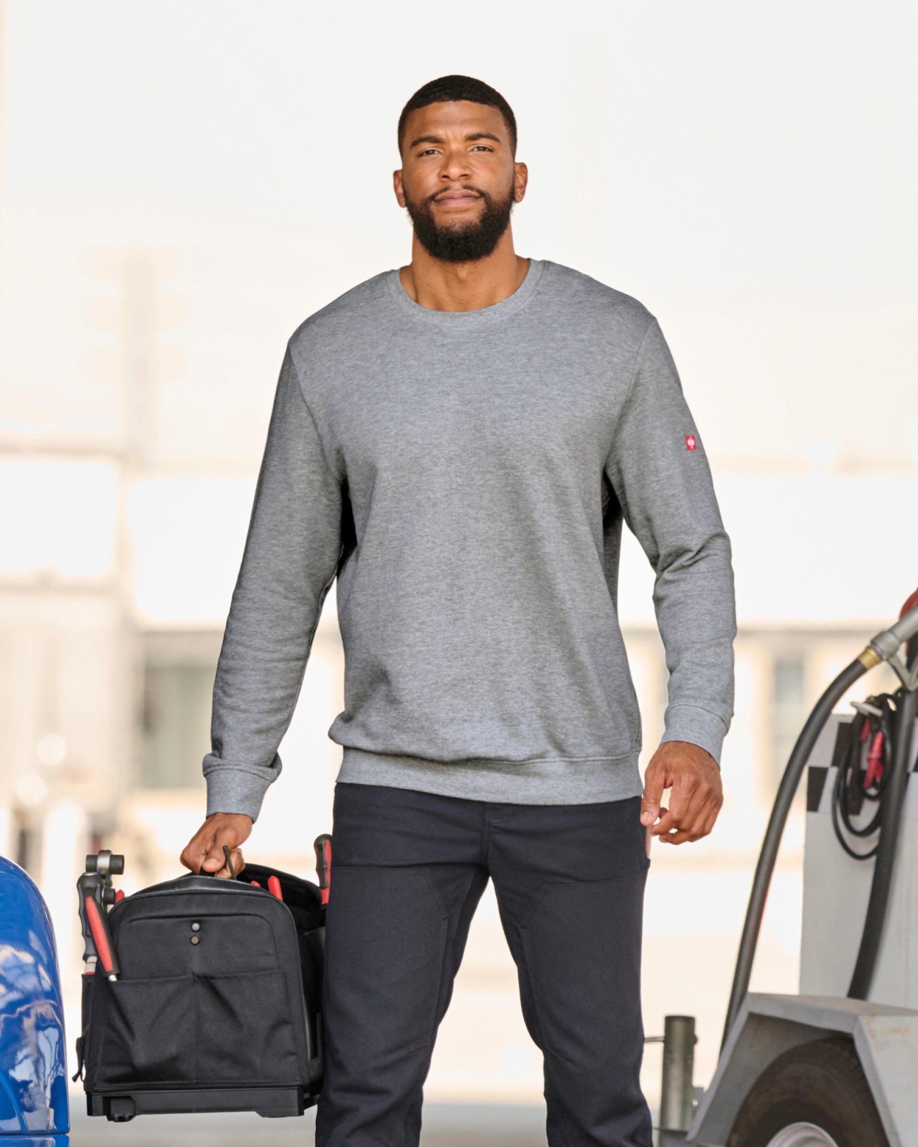 STRAUSS e.s.iconic crew neck sweatshirt in gray melange, worn in workwear outfit