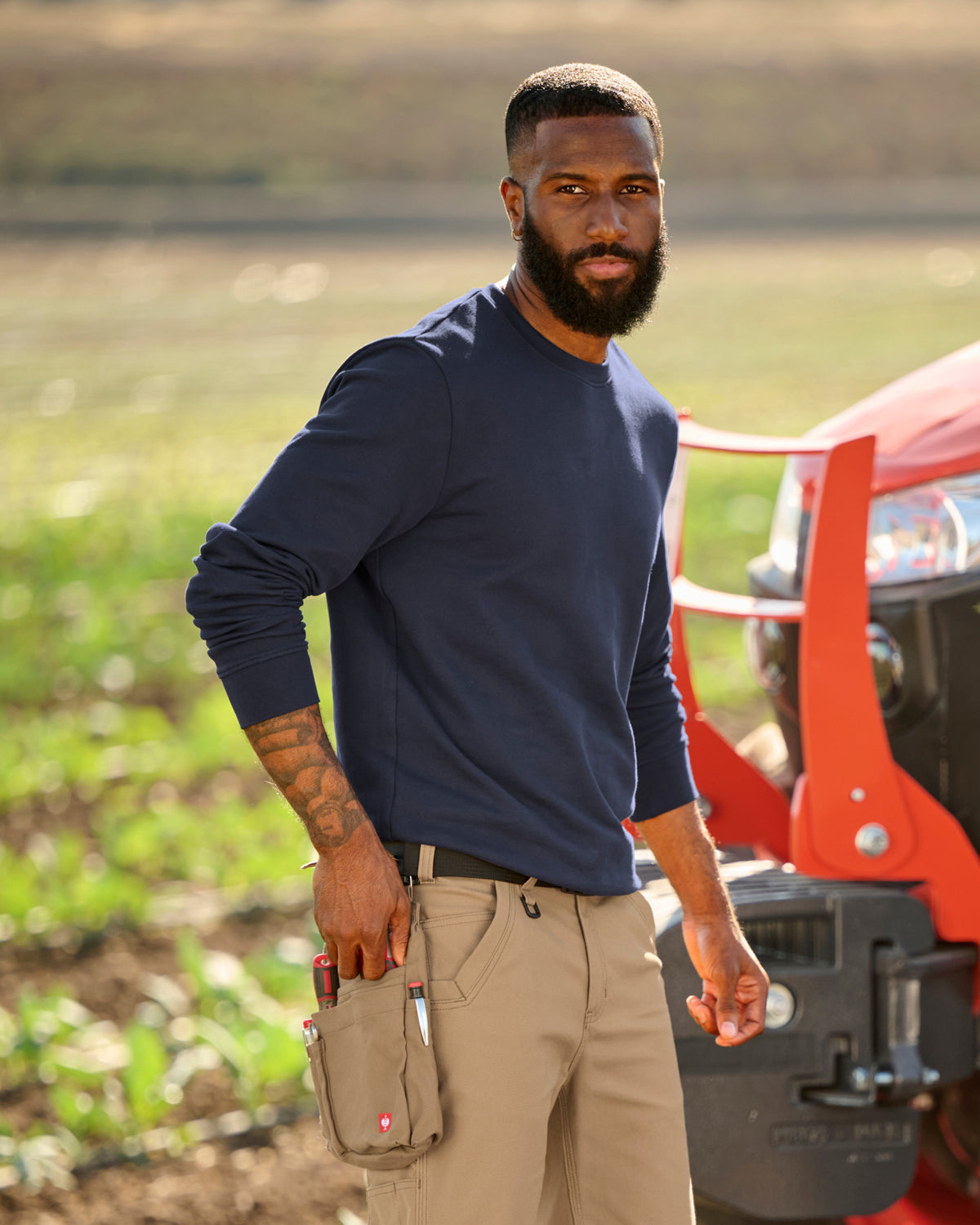 STRAUSS e.s.iconic crew neck sweatshirt in nero blue, worn in lifestyle setting