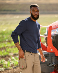 STRAUSS e.s.iconic crew neck sweatshirt in nero blue, worn in lifestyle setting