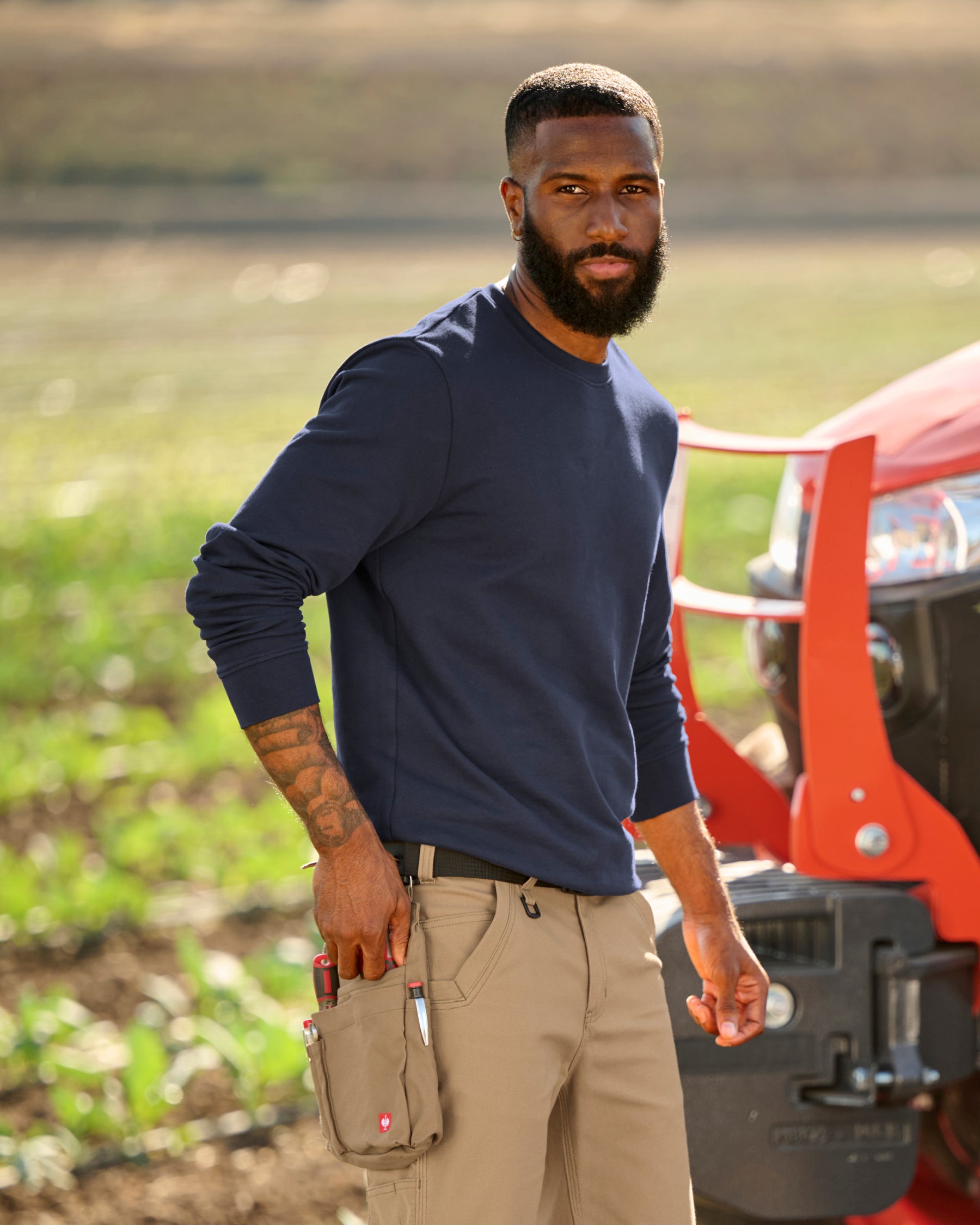 STRAUSS e.s.iconic crew neck sweatshirt in nero blue, worn in lifestyle setting