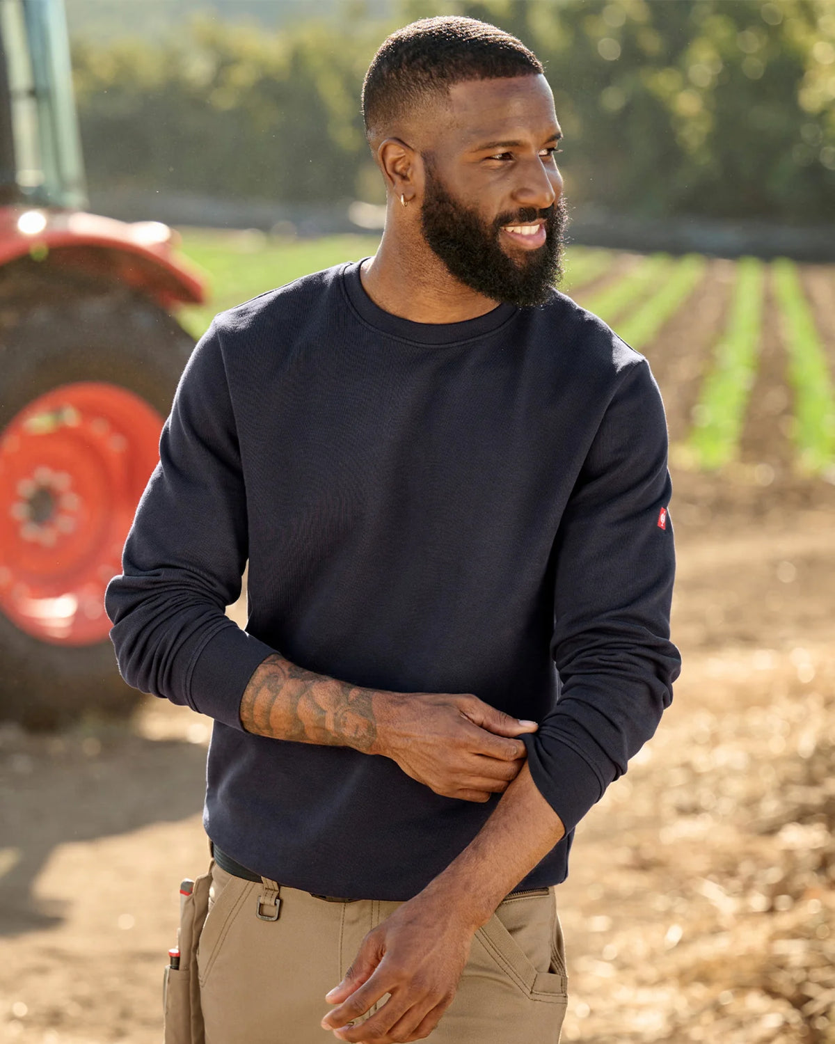 STRAUSS e.s.iconic crew neck sweatshirt in nero blue, worn in casual workwear setting