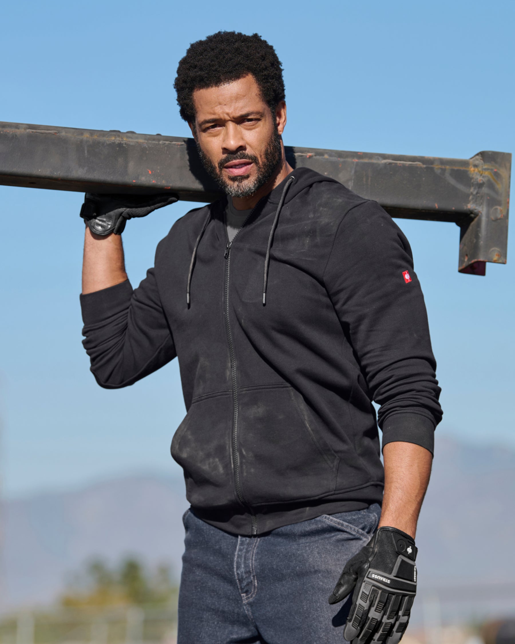STRAUSS e.s.iconic full-zip hoodie in black, worn in lifestyle setting