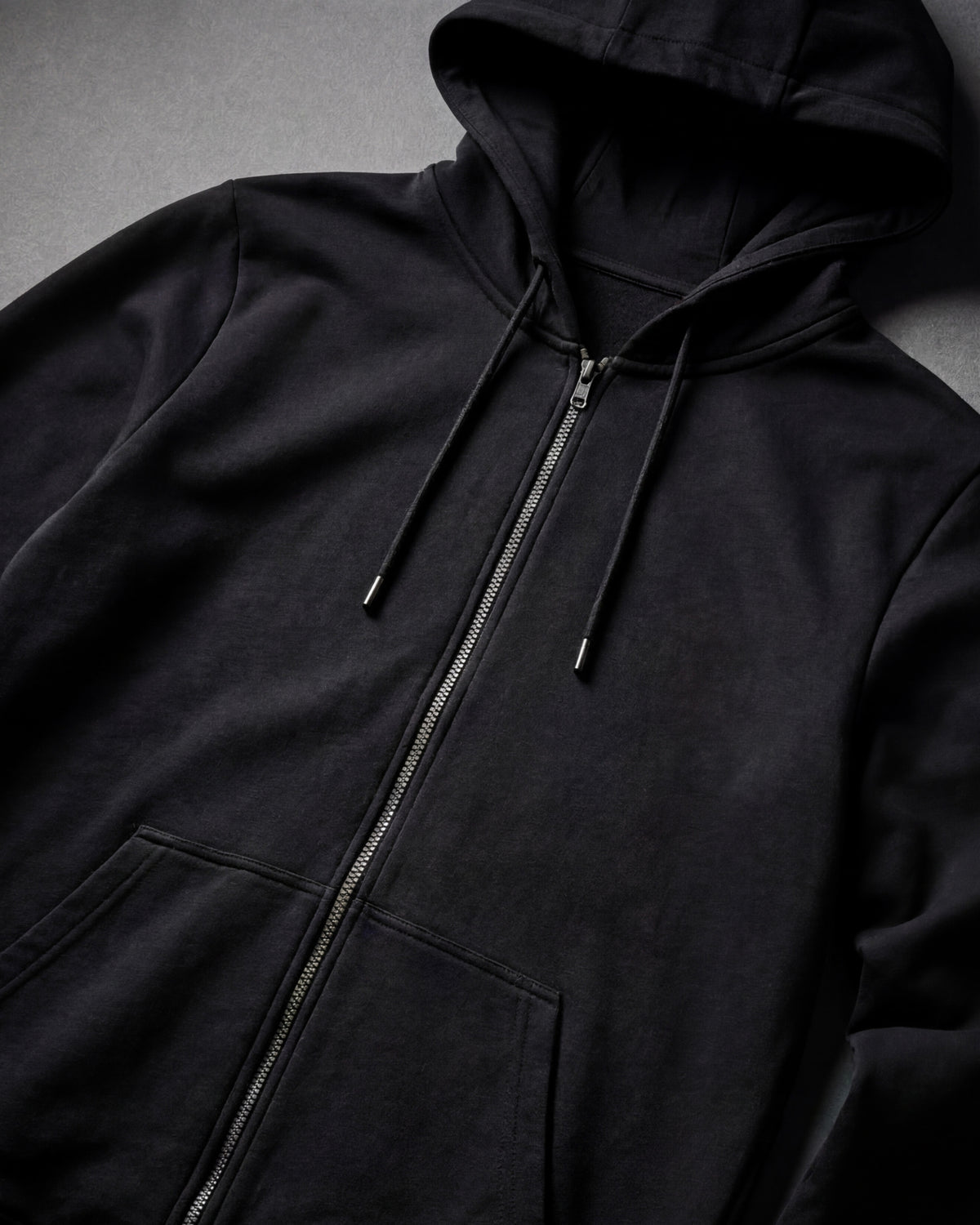 STRAUSS e.s.iconic full-zip hoodie in black, close-up of zipper and hood details