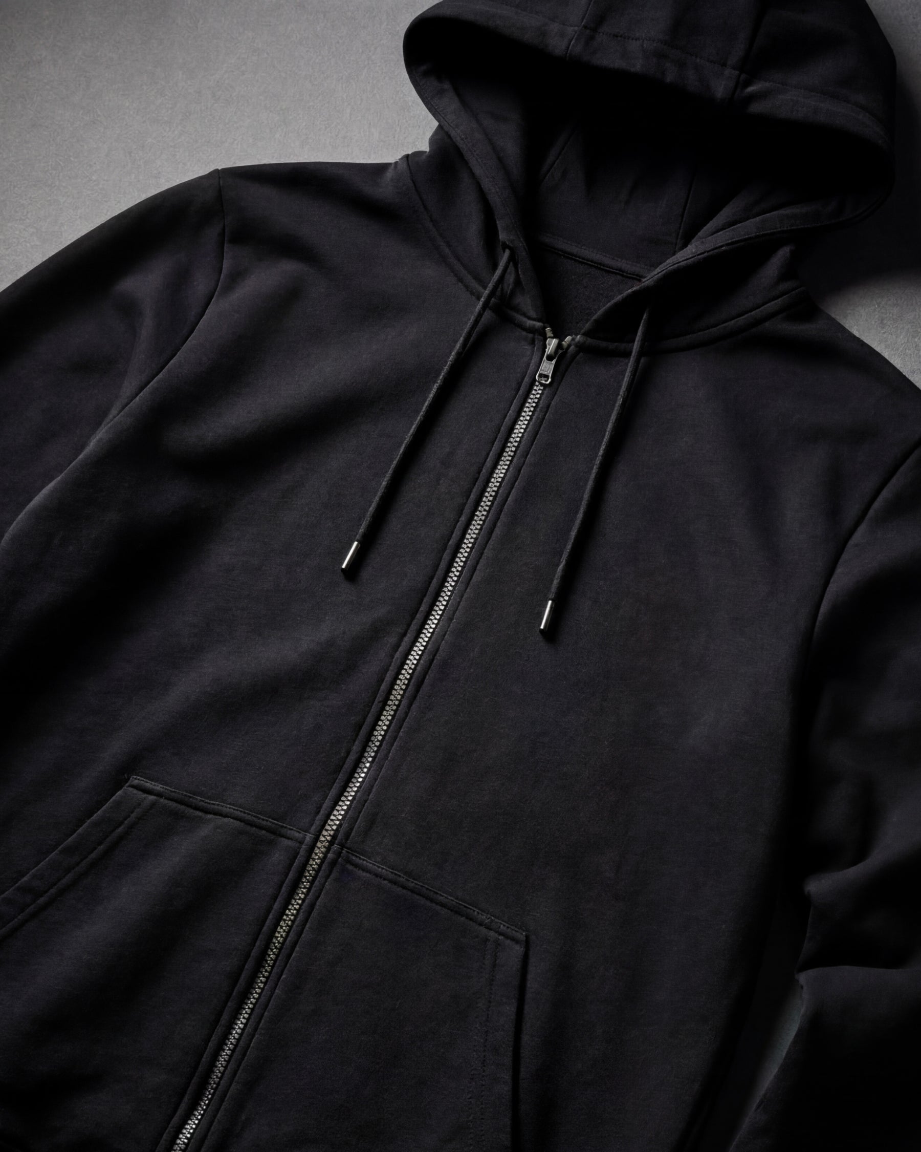 STRAUSS e.s.iconic full-zip hoodie in black, close-up of zipper and hood details