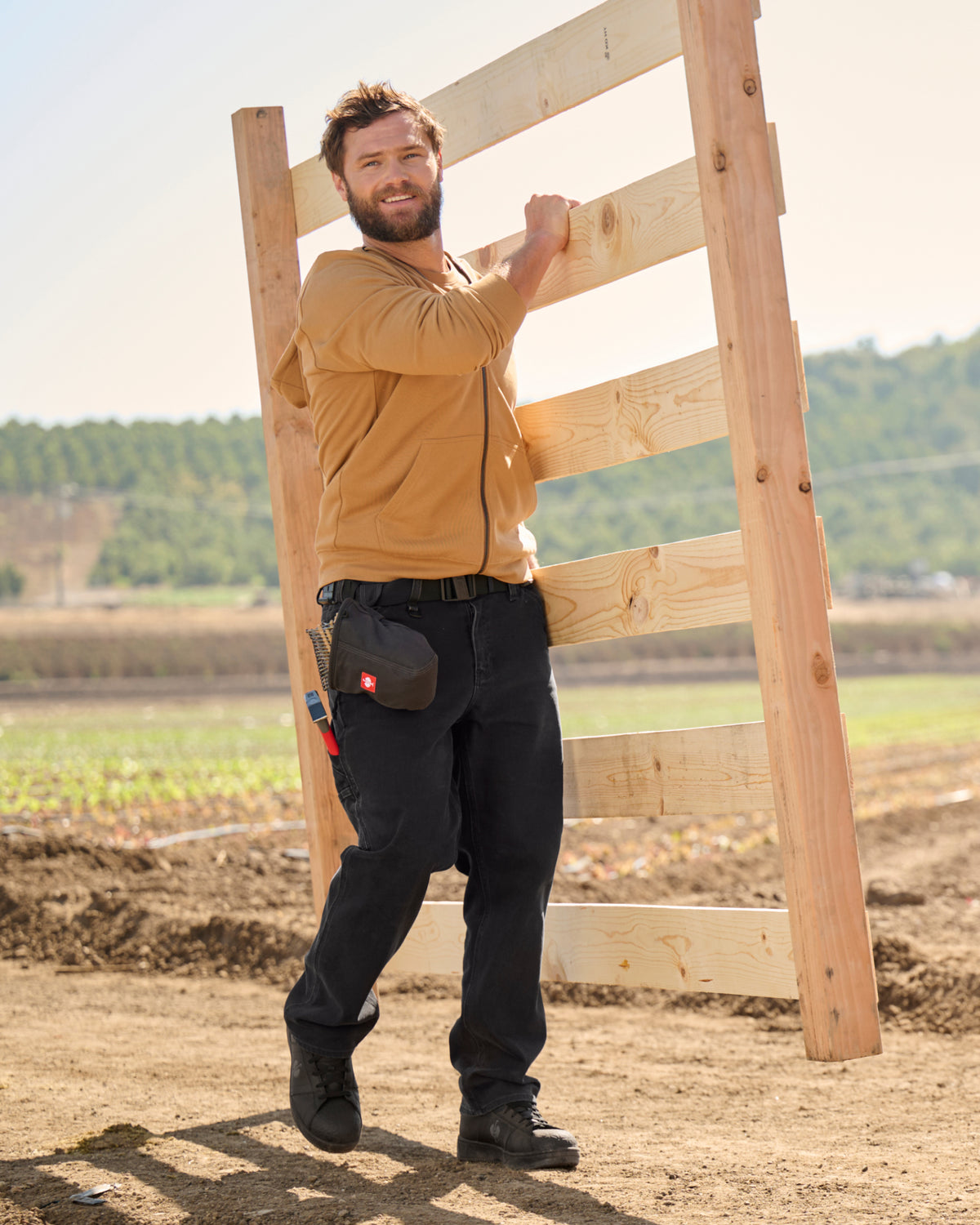 STRAUSS e.s.iconic full-zip hoodie in almond brown, worn in workwear outfit
