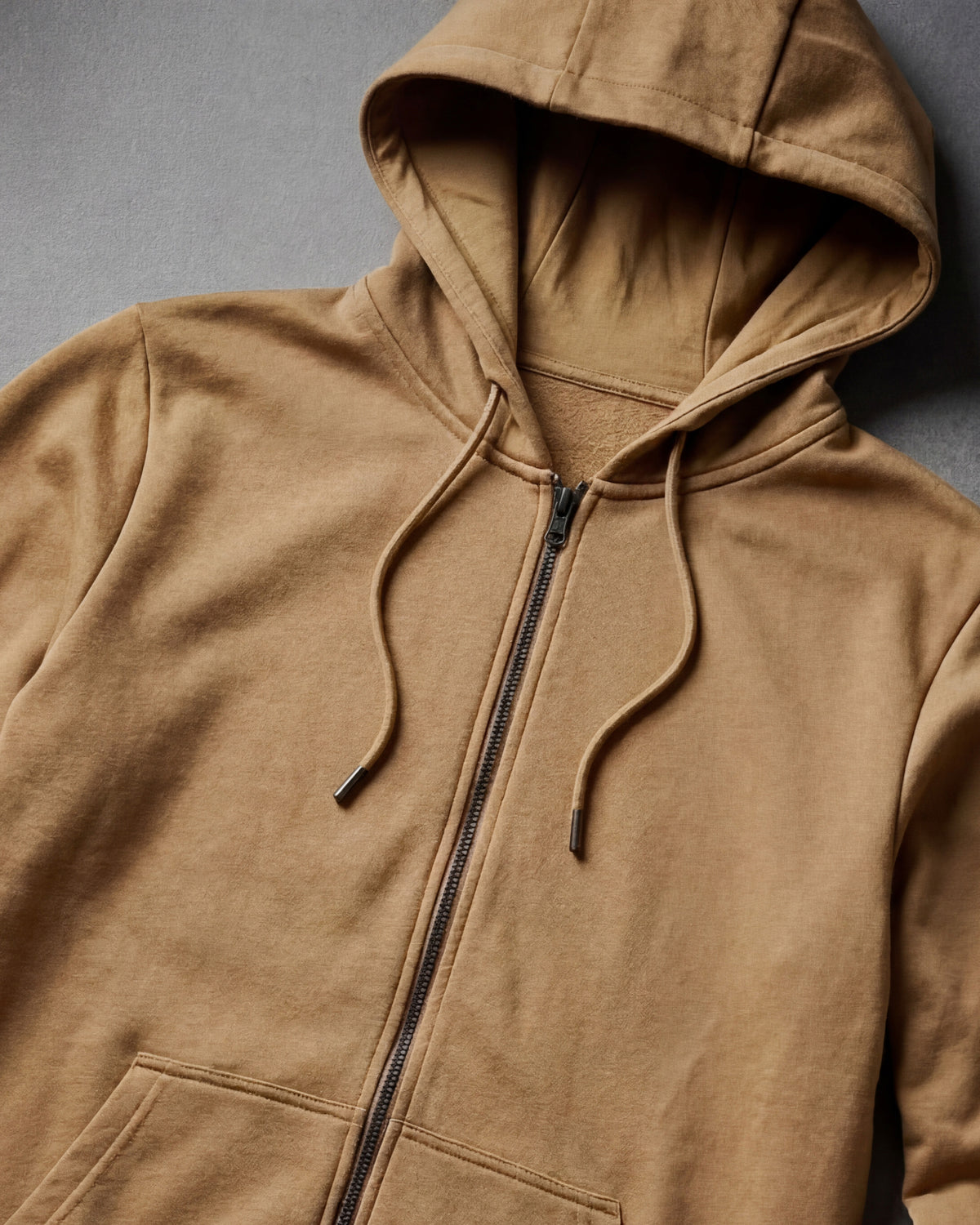 STRAUSS e.s.iconic full-zip hoodie in almond brown, close-up of zipper and hood details