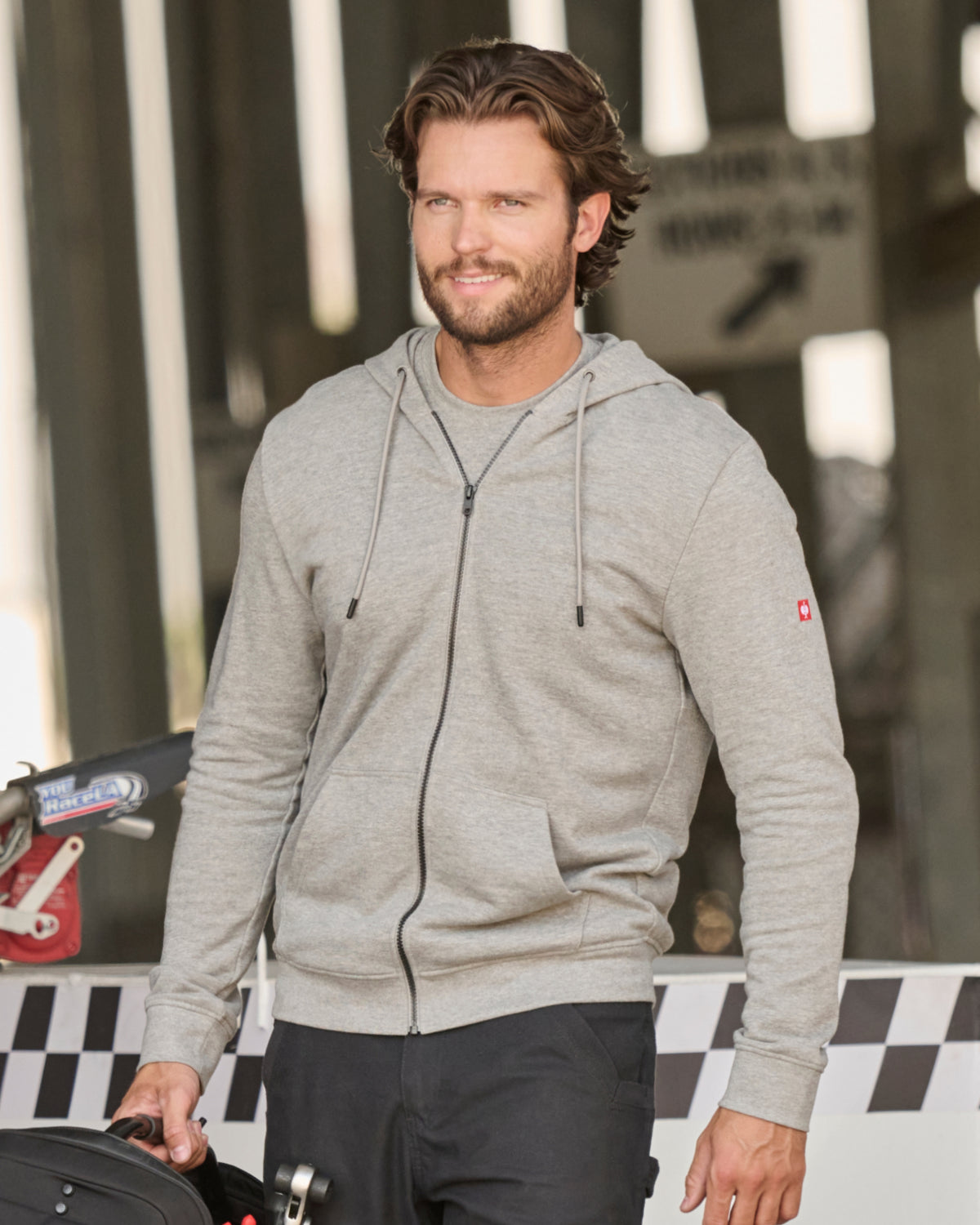 STRAUSS e.s.iconic full-zip hoodie in gray melange, worn in lifestyle setting