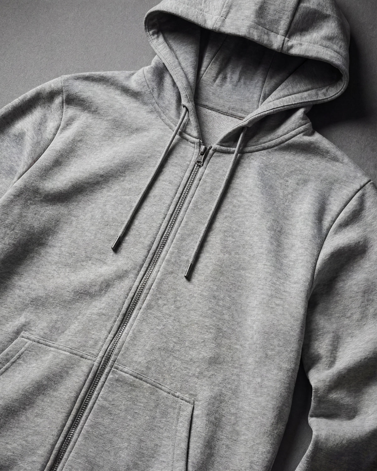 STRAUSS e.s.iconic full-zip hoodie in gray melange, close-up of zipper and hood details